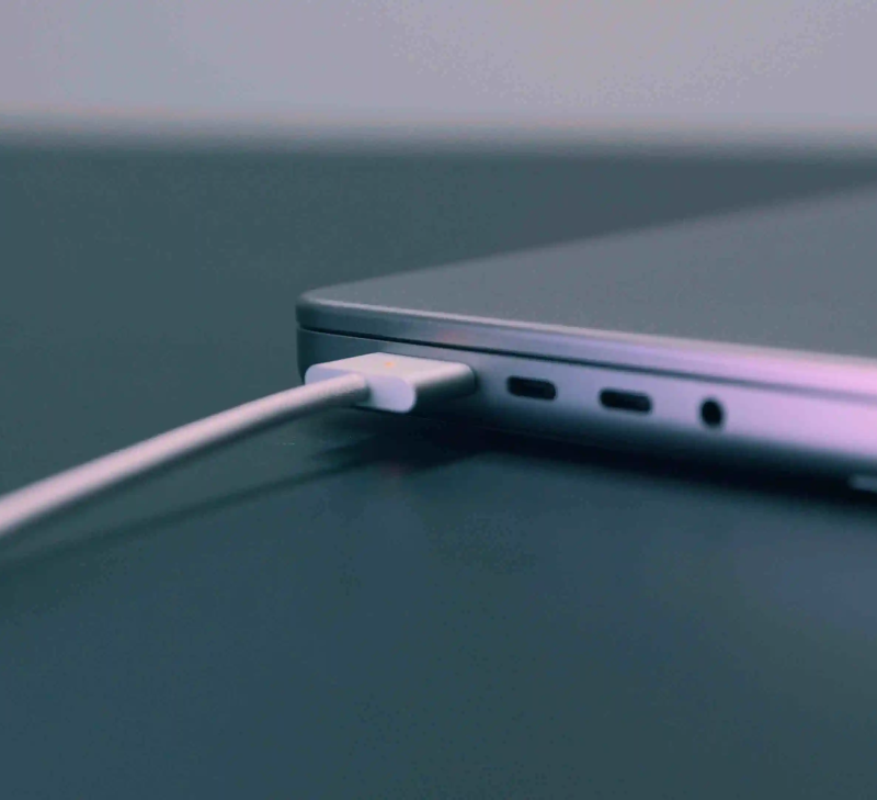Не заряжается макбук про в чем проблема. Macbook pro 16 magsafe. magsafe 3 macbook pro m1. macbook pro m1 pro 14 space gray magsafe. не заряжается макбук.