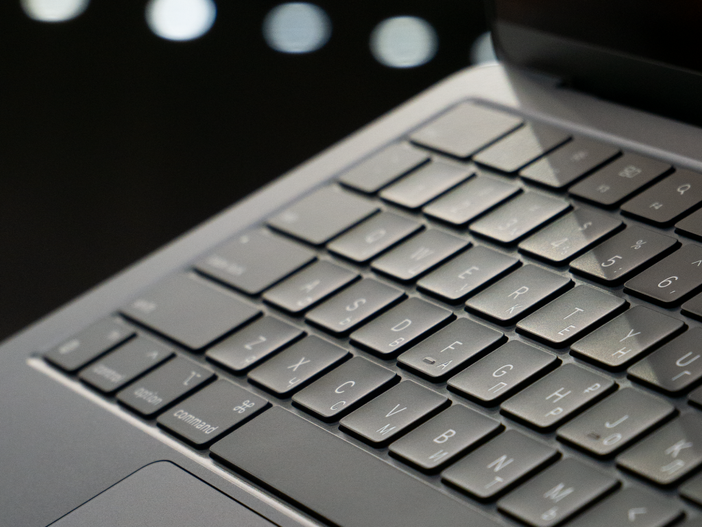 Лазерная гравировка клавиатуры MacBook Лазерная гравировка клавиатуры MacBook