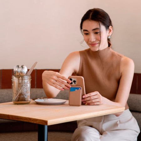 Uniq бумажник-подставка MagSafe с зеркальцем Coehl Esme (кремовый) ESMEMCHM-CREAM